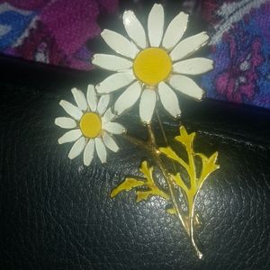 💜💜💜Daisy brooch really adorable